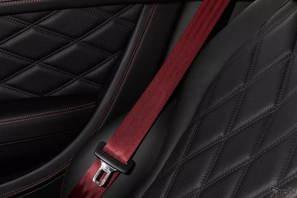 Bentley Continental GT. Ламинация деталей интерьера карбоном и установка бордовых ремней безопасности!